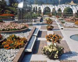 It provides an opportunity to see the work of popular botanists like Carl Linnaeus, Douglas, and Menzies. The Colonnade Garden attracts the attention 